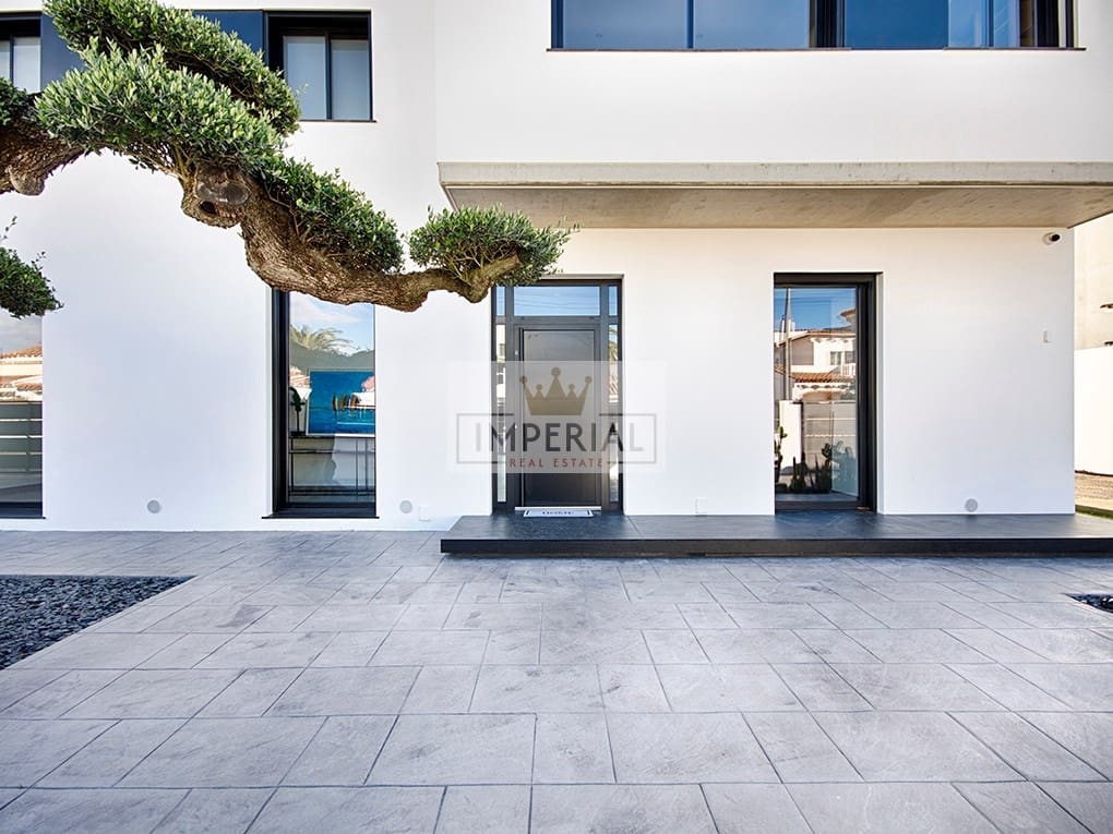 Casa de 5 habitaciones en Empuriabrava en venta con piscina garaje - 3.250.000 € (Ref: 9111618)