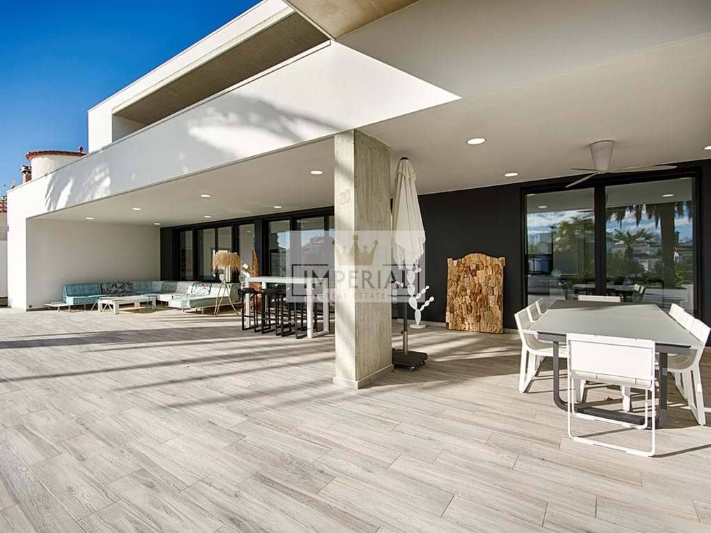 Casa de 5 habitaciones en Empuriabrava en venta con piscina garaje - 3.250.000 € (Ref: 9111618)
