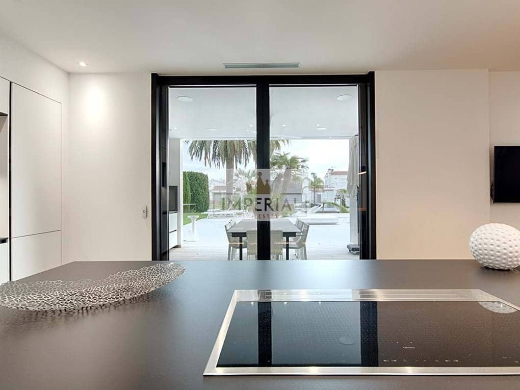 Casa de 5 habitaciones en Empuriabrava en venta con piscina garaje - 3.250.000 € (Ref: 9111618)