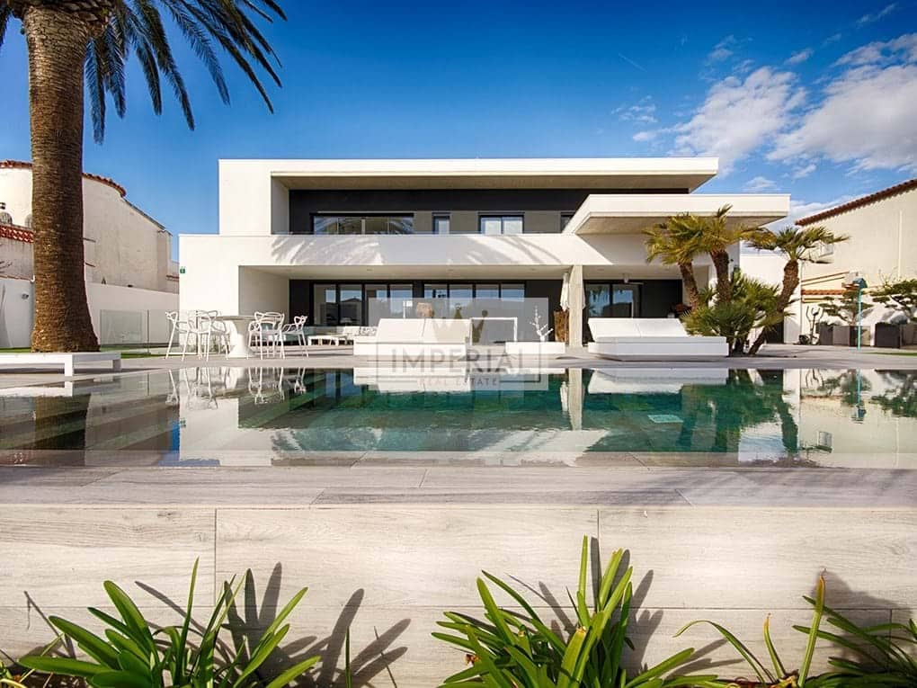 Casa de 5 habitaciones en Empuriabrava en venta con piscina garaje - 3.250.000 € (Ref: 9111618)