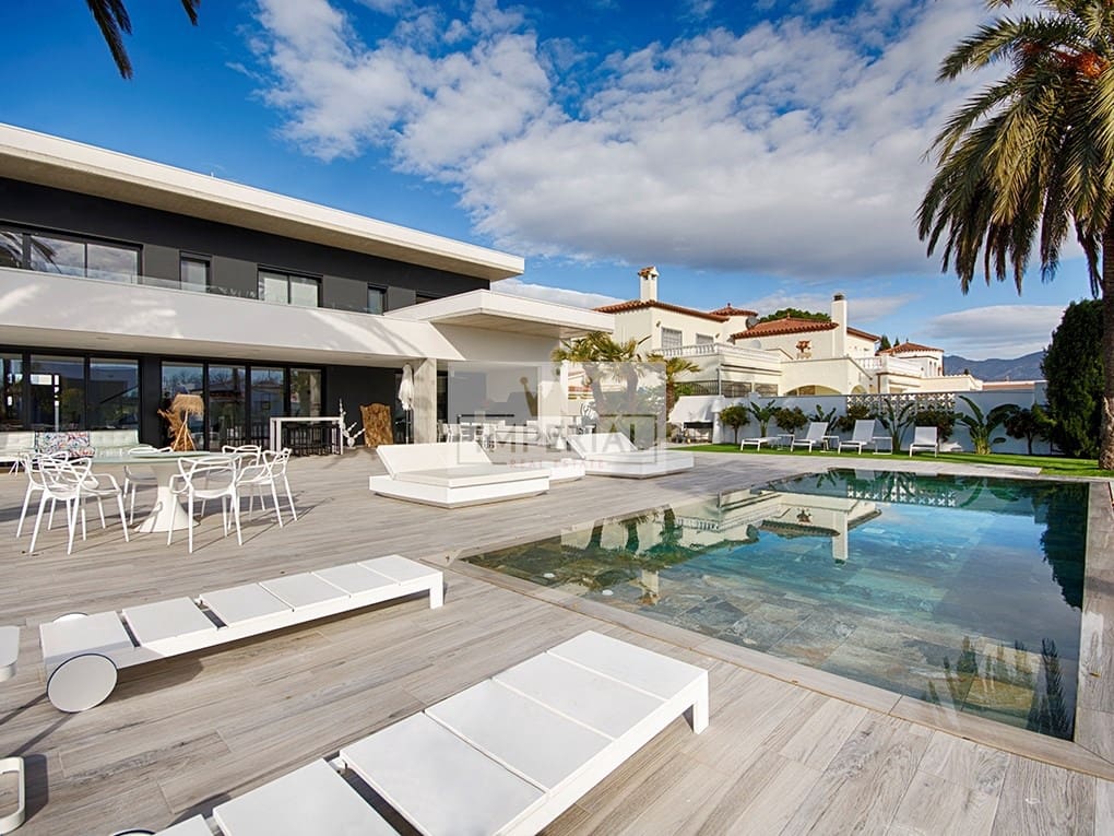 Casa de 5 habitaciones en Empuriabrava en venta con piscina garaje - 3.250.000 € (Ref: 9111618)