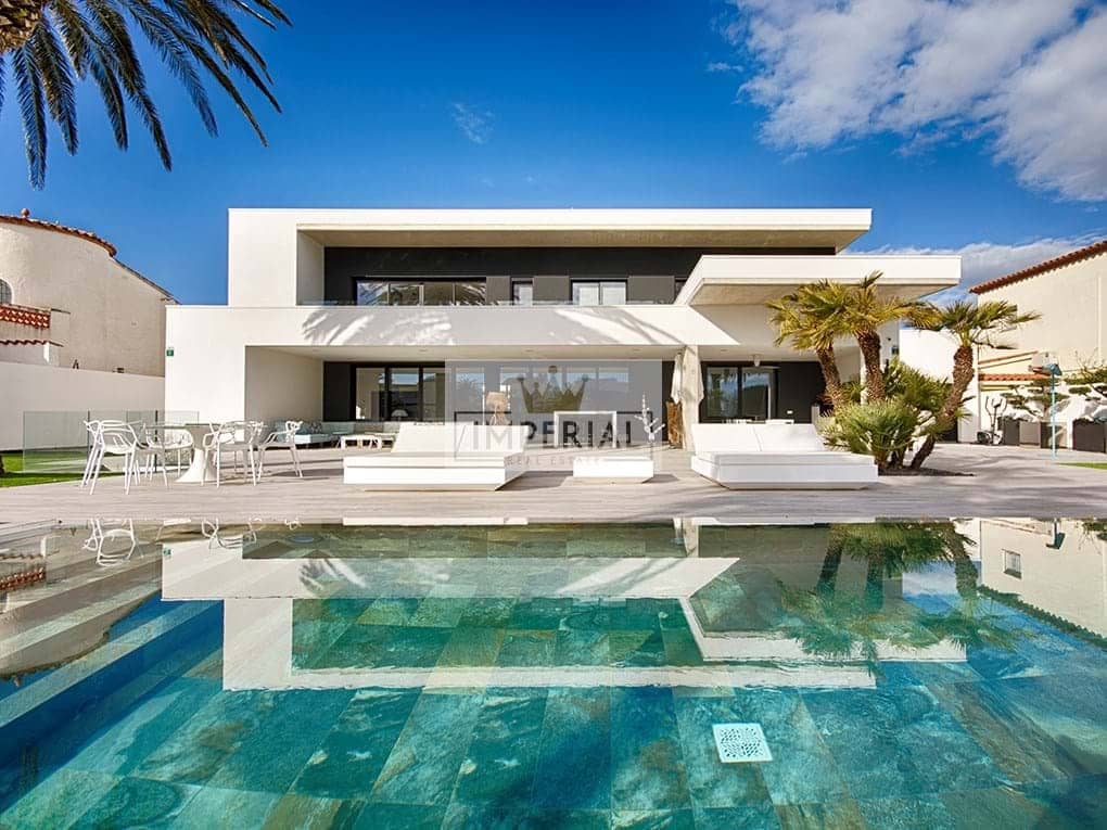 Casa de 5 habitaciones en Empuriabrava en venta con piscina garaje - 3.250.000 € (Ref: 9111618)