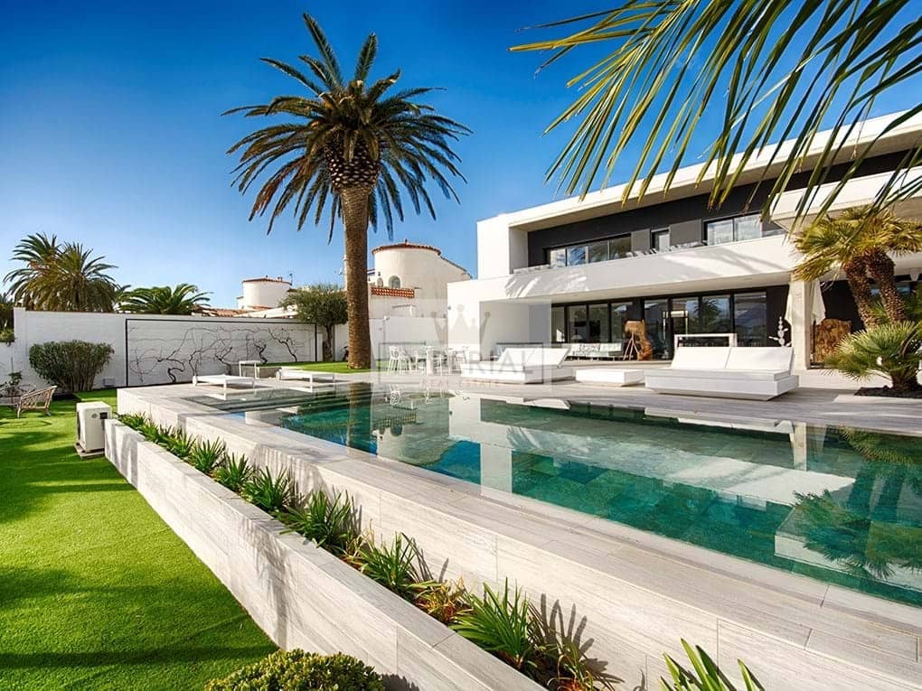 Casa de 5 habitaciones en Empuriabrava en venta con piscina garaje - 3.250.000 € (Ref: 9111618)