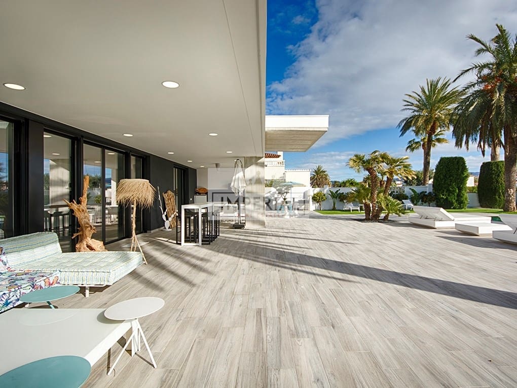 Casa de 5 habitaciones en Empuriabrava en venta con piscina garaje - 3.250.000 € (Ref: 9111618)