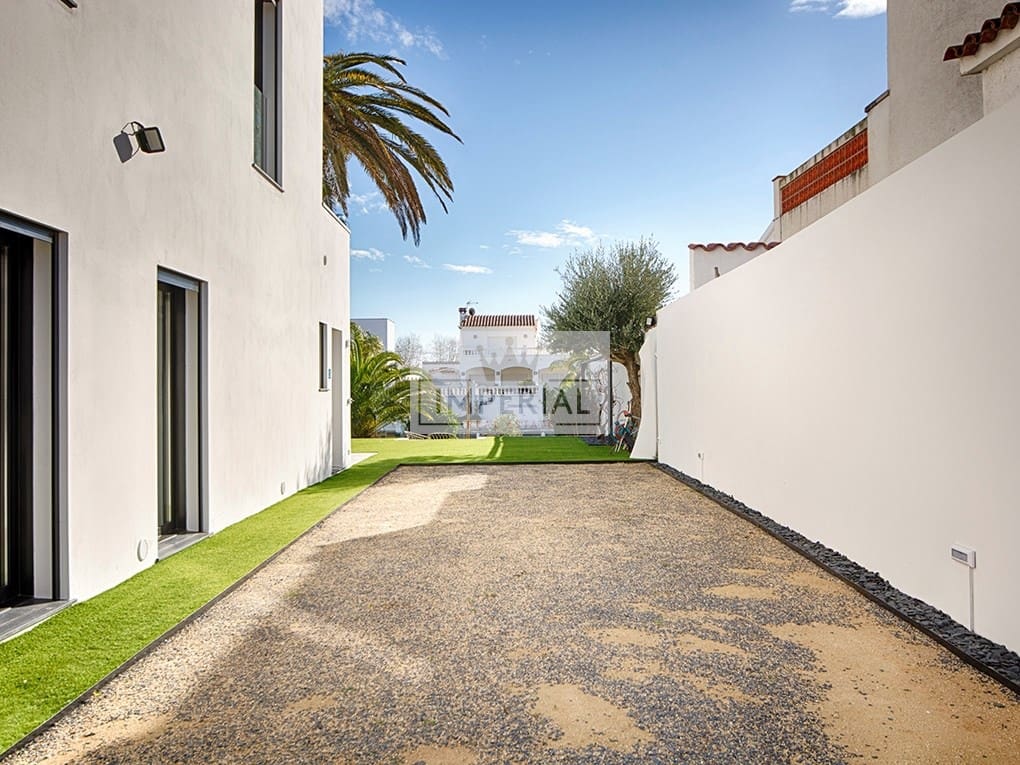 Casa de 5 habitaciones en Empuriabrava en venta con piscina garaje - 3.250.000 € (Ref: 9111618)