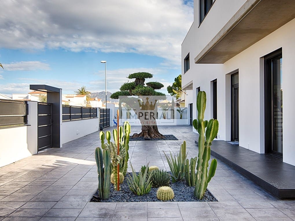 Casa de 5 habitaciones en Empuriabrava en venta con piscina garaje - 3.250.000 € (Ref: 9111618)