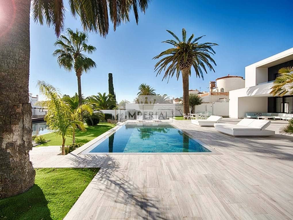 Casa de 5 habitaciones en Empuriabrava en venta con piscina garaje - 3.250.000 € (Ref: 9111618)