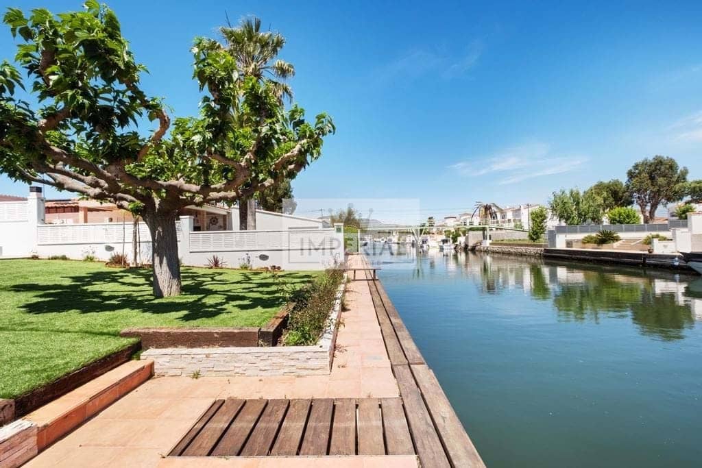 4 bedroom Townhouse for sale in Empuriabrava with pool garage - € 1,395,000 (Ref: 9111619)