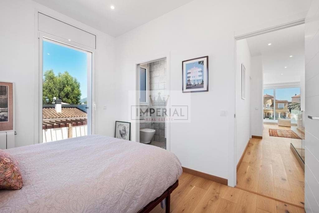 4 bedroom Townhouse for sale in Empuriabrava with pool garage - € 1,395,000 (Ref: 9111619)