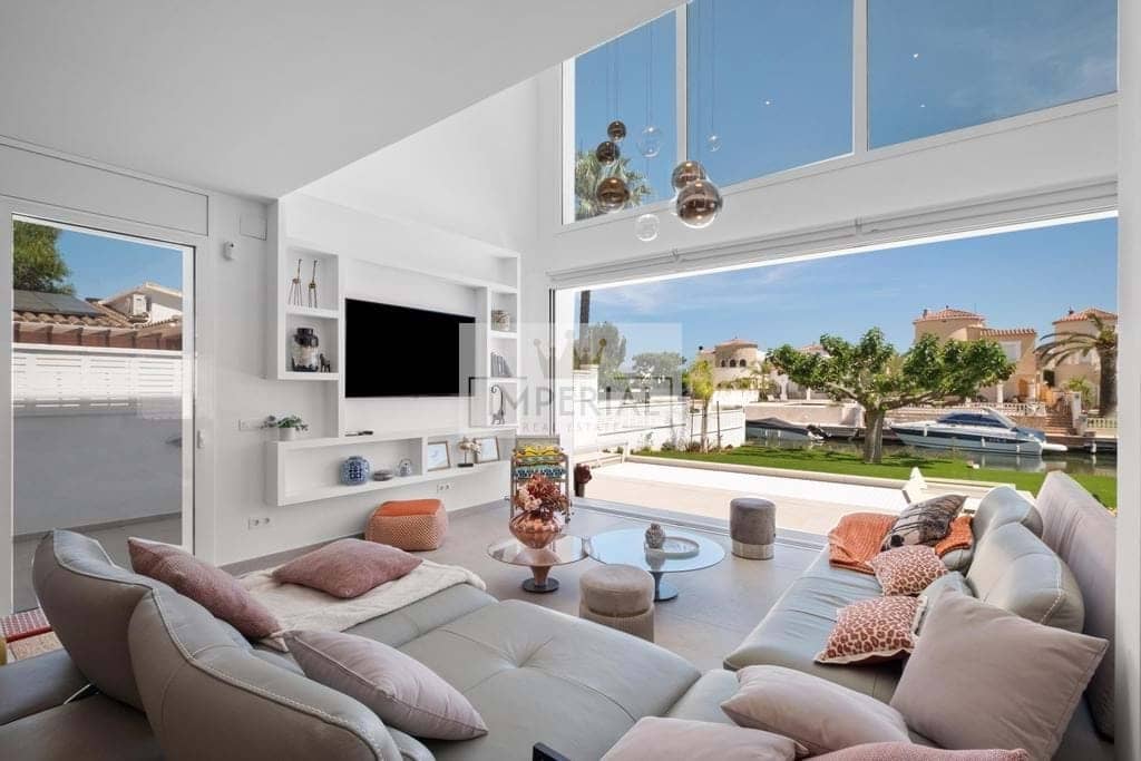 4 bedroom Townhouse for sale in Empuriabrava with pool garage - € 1,395,000 (Ref: 9111619)