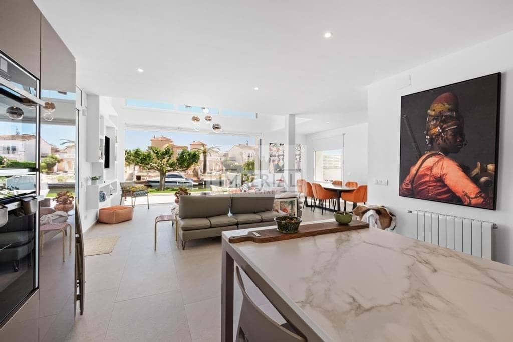 4 bedroom Townhouse for sale in Empuriabrava with pool garage - € 1,395,000 (Ref: 9111619)