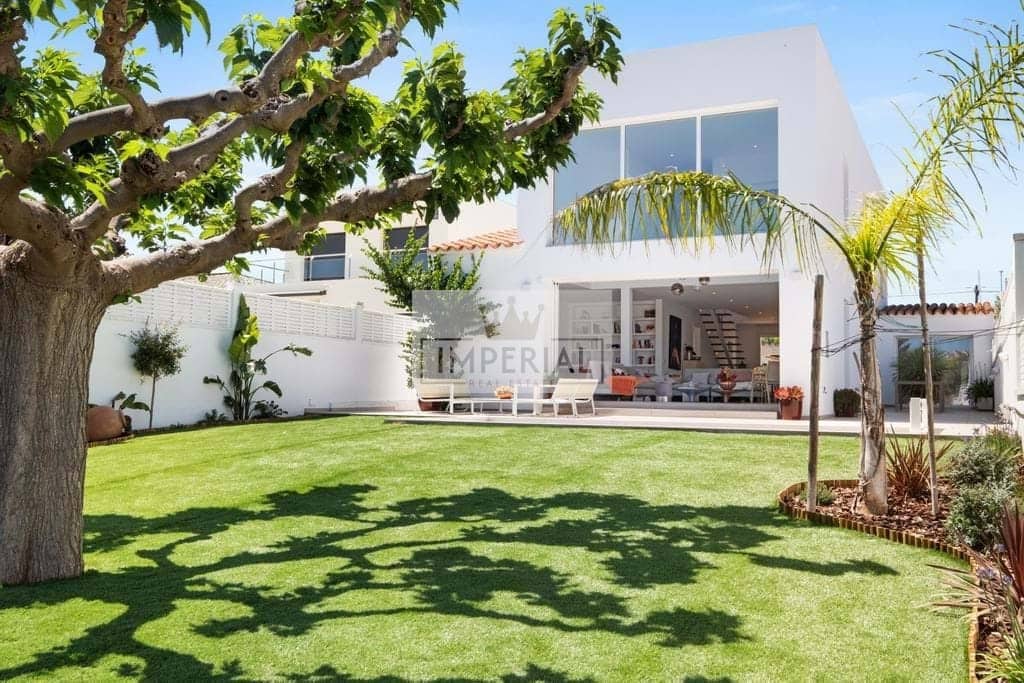 4 bedroom Townhouse for sale in Empuriabrava with pool garage - € 1,395,000 (Ref: 9111619)
