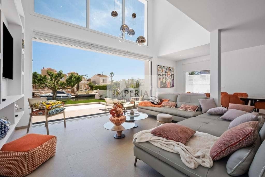 4 bedroom Townhouse for sale in Empuriabrava with pool garage - € 1,395,000 (Ref: 9111619)