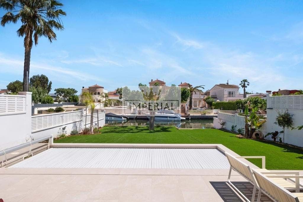 4 bedroom Townhouse for sale in Empuriabrava with pool garage - € 1,395,000 (Ref: 9111619)