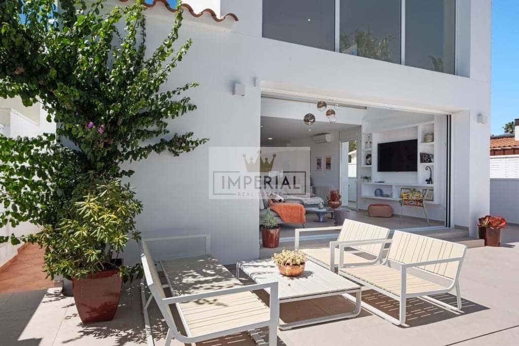 4 bedroom Townhouse for sale in Empuriabrava with pool garage - € 1,395,000 (Ref: 9111619)
