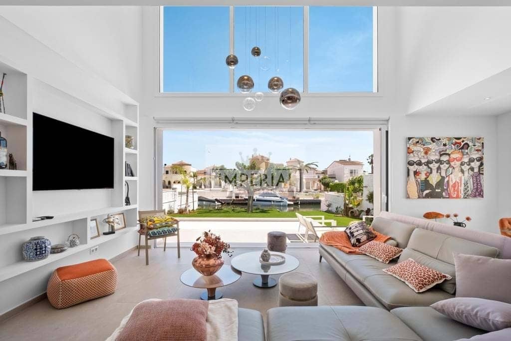 4 bedroom Townhouse for sale in Empuriabrava with pool garage - € 1,395,000 (Ref: 9111619)