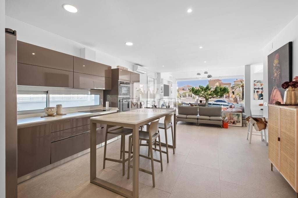 4 bedroom Townhouse for sale in Empuriabrava with pool garage - € 1,395,000 (Ref: 9111619)