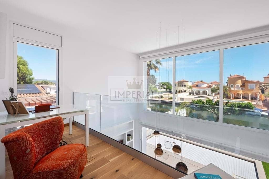 4 bedroom Townhouse for sale in Empuriabrava with pool garage - € 1,395,000 (Ref: 9111619)