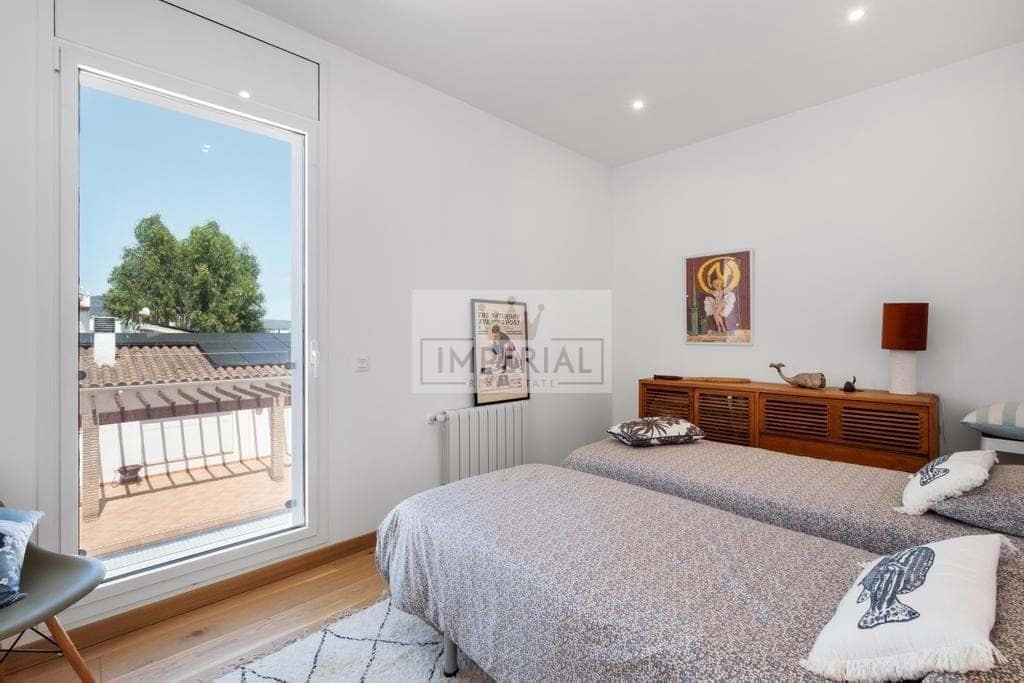 4 bedroom Townhouse for sale in Empuriabrava with pool garage - € 1,395,000 (Ref: 9111619)