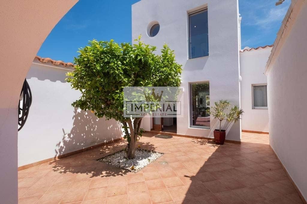 4 bedroom Townhouse for sale in Empuriabrava with pool garage - € 1,395,000 (Ref: 9111619)