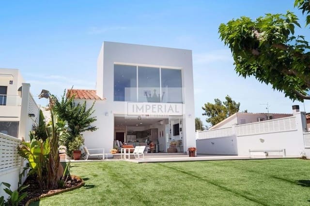 Casa de 4 habitaciones en Empuriabrava, Castelló d'Empúries en venta con piscina garaje - 1.395.000 € (Ref: 9111619)