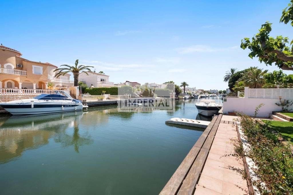 4 bedroom Townhouse for sale in Empuriabrava with pool garage - € 1,395,000 (Ref: 9111619)