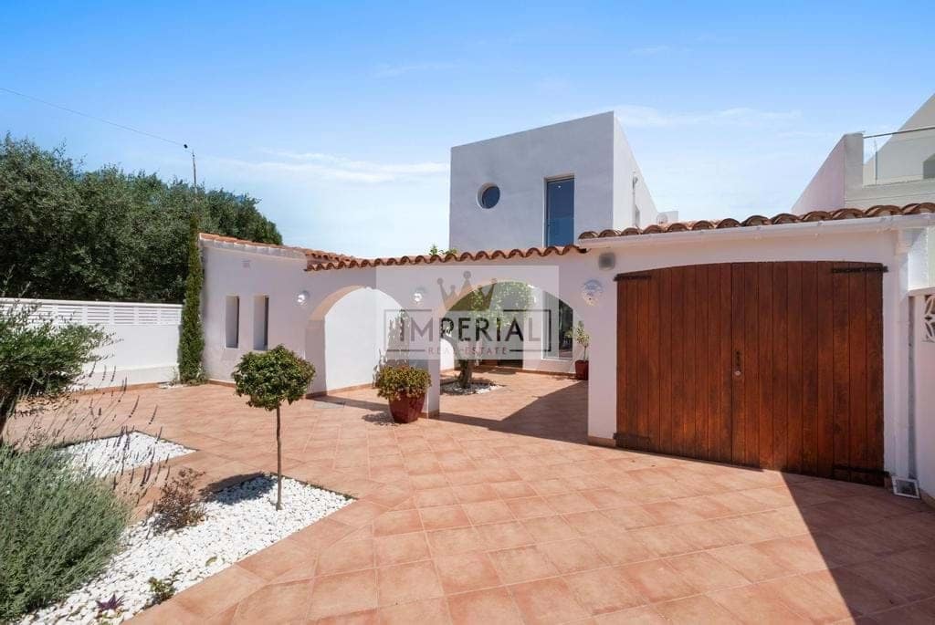 4 bedroom Townhouse for sale in Empuriabrava with pool garage - € 1,395,000 (Ref: 9111619)