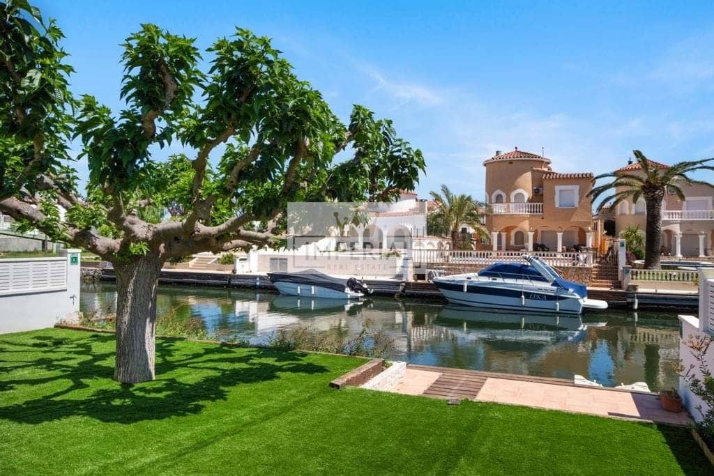 4 bedroom Townhouse for sale in Empuriabrava with pool garage - € 1,395,000 (Ref: 9111619)