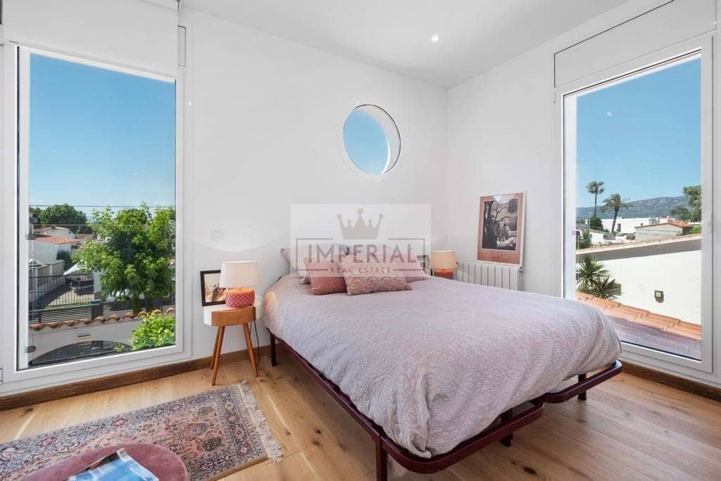 4 bedroom Townhouse for sale in Empuriabrava with pool garage - € 1,395,000 (Ref: 9111619)