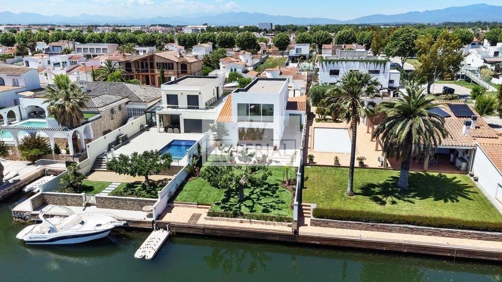 4 bedroom Townhouse for sale in Empuriabrava with pool garage - € 1,395,000 (Ref: 9111619)