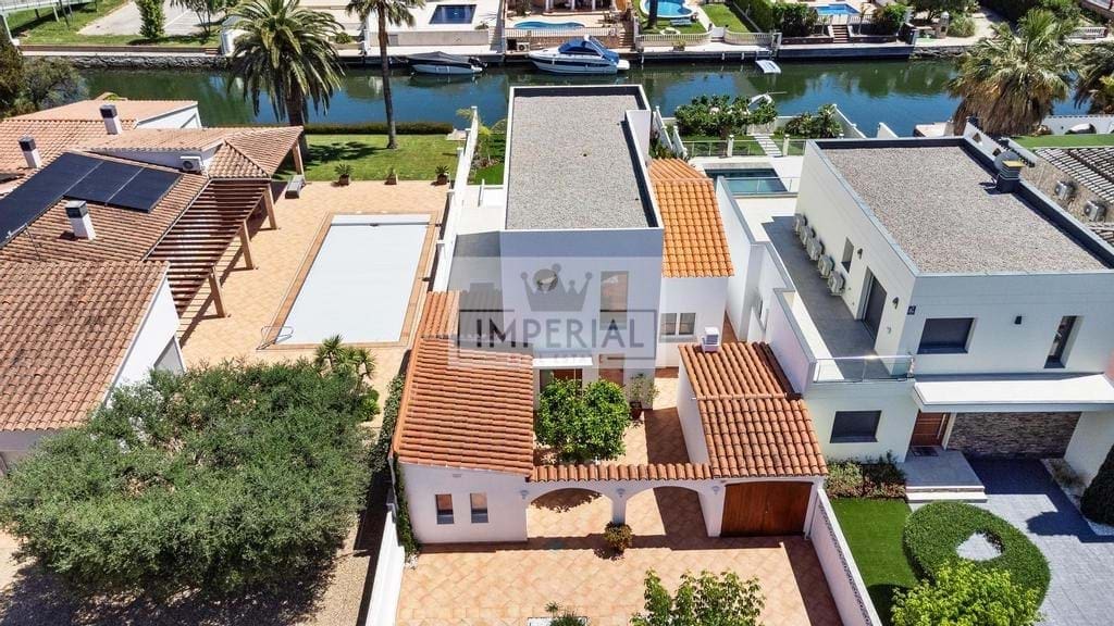4 bedroom Townhouse for sale in Empuriabrava with pool garage - € 1,395,000 (Ref: 9111619)