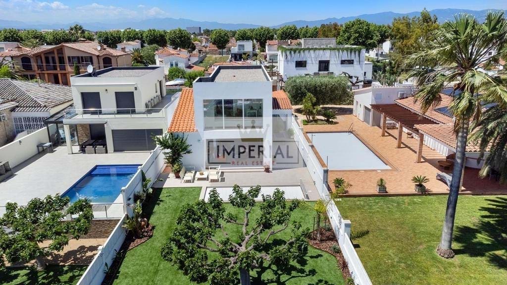 4 bedroom Townhouse for sale in Empuriabrava with pool garage - € 1,395,000 (Ref: 9111619)