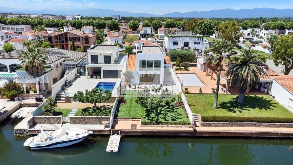 4 bedroom Townhouse for sale in Empuriabrava with pool garage - € 1,395,000 (Ref: 9111619)