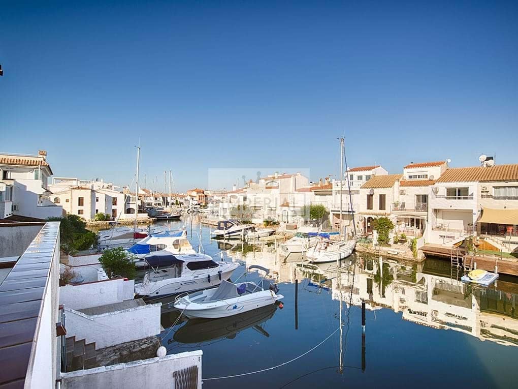 Casa de 3 habitaciones en Empuriabrava en venta - 465.000 € (Ref: 9111624)