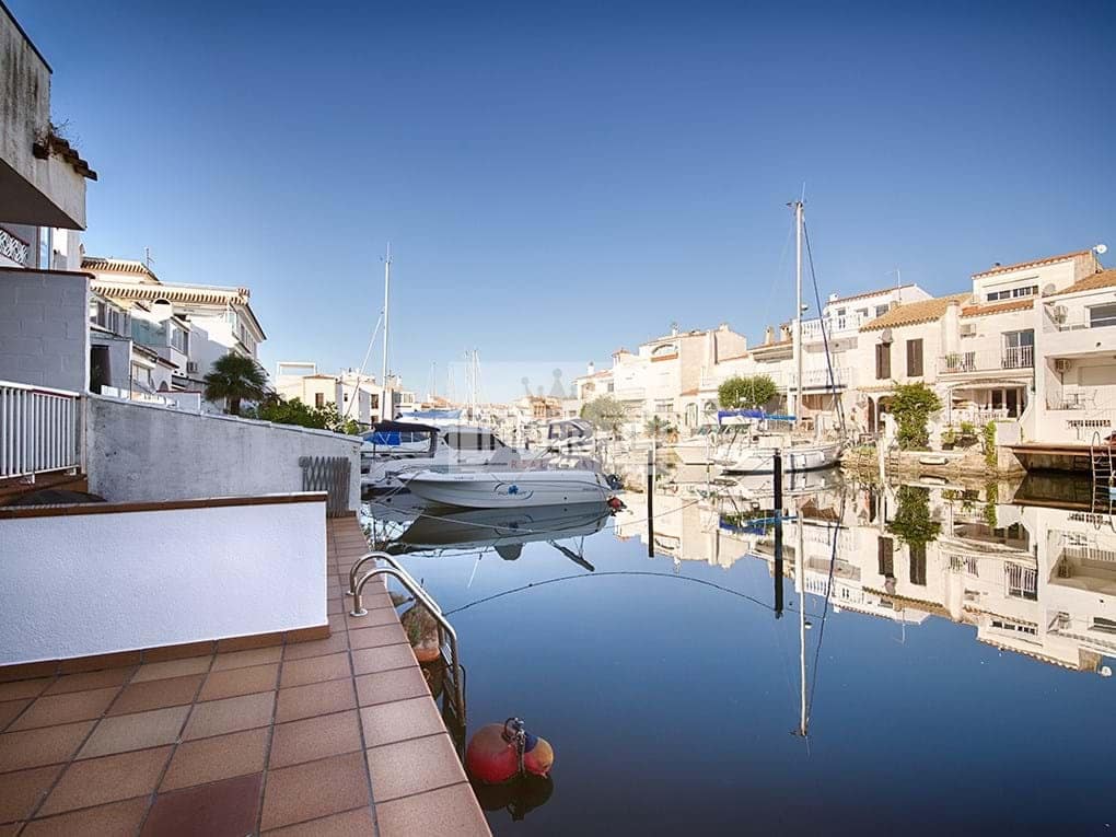 Casa de 3 habitaciones en Empuriabrava en venta - 465.000 € (Ref: 9111624)
