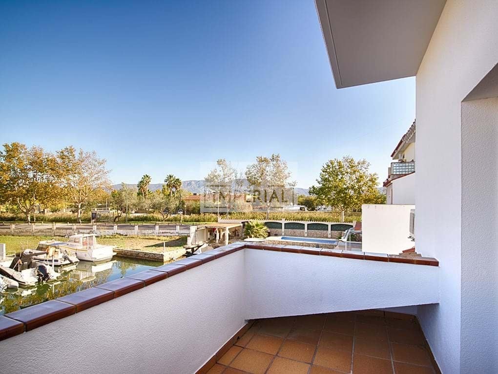 Casa de 3 habitaciones en Empuriabrava en venta - 465.000 € (Ref: 9111624)