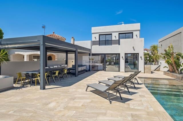 7 soverom Hus til salgs i Empuriabrava, Castelló d'Empúries med svømmebasseng - € 1 390 000 (Ref: 9111634)