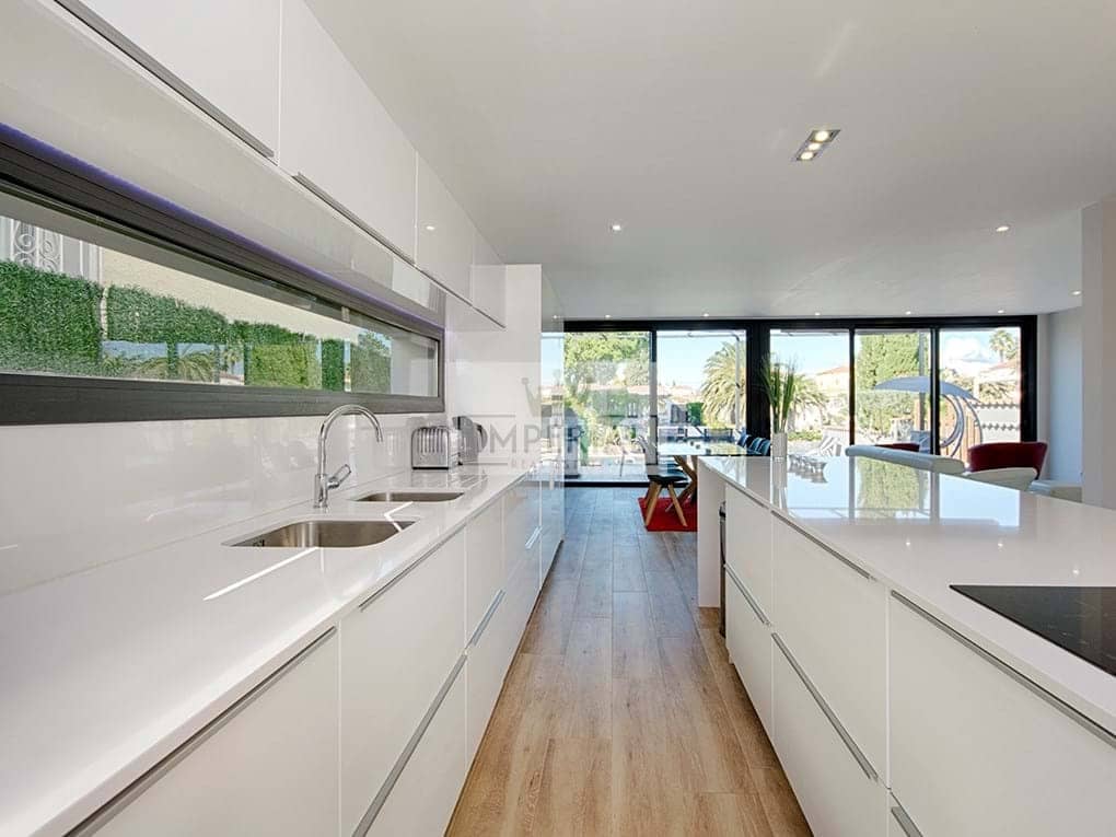 4 bedroom Townhouse for sale in Empuriabrava with pool garage - € 1,150,000 (Ref: 9111636)