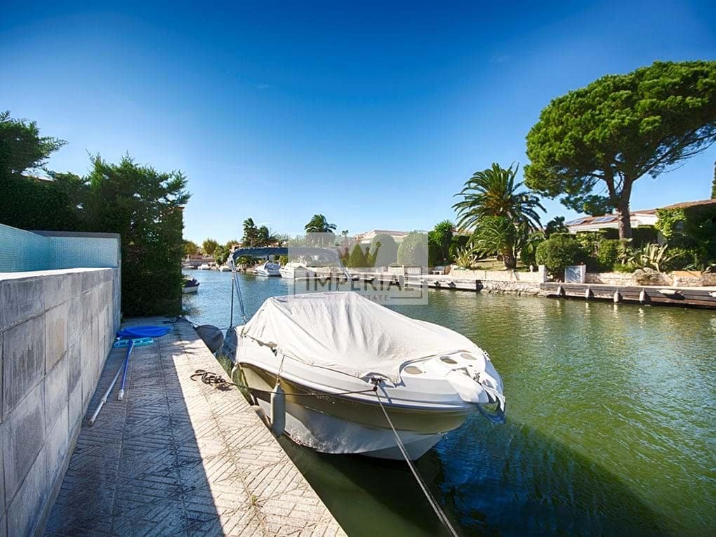 4 bedroom Townhouse for sale in Empuriabrava with pool garage - € 1,150,000 (Ref: 9111636)