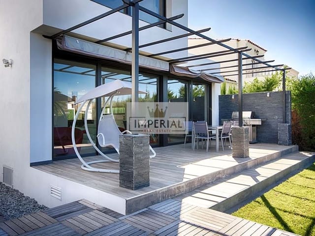 4 soveværelse Byhus til salg i Empuriabrava, Castelló d'Empúries med swimmingpool garage - € 1.150.000 (Ref: 9111636)