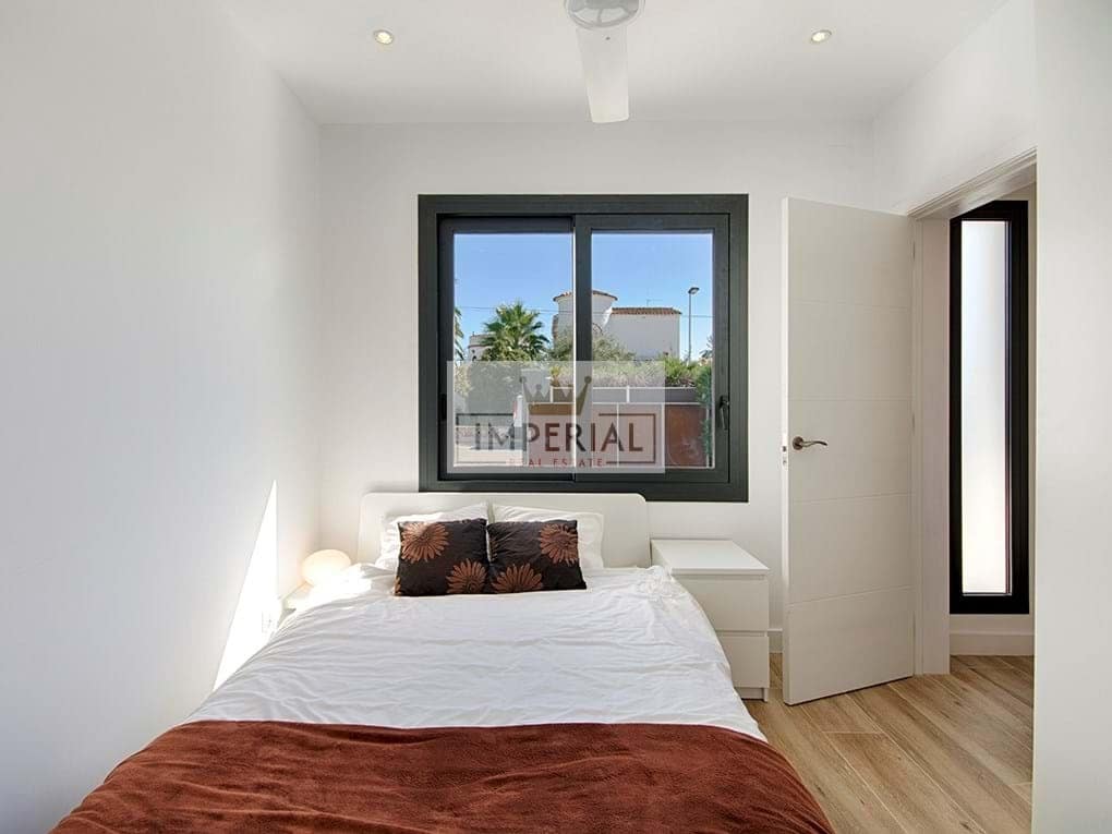 4 bedroom Townhouse for sale in Empuriabrava with pool garage - € 1,150,000 (Ref: 9111636)