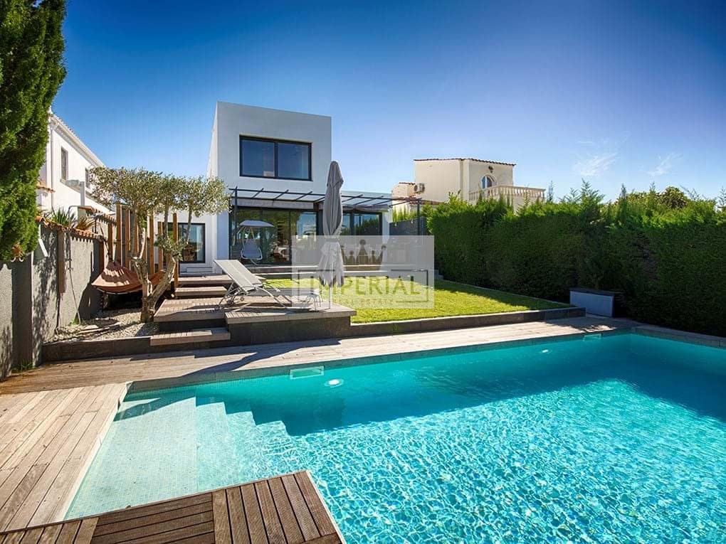 4 bedroom Townhouse for sale in Empuriabrava with pool garage - € 1,150,000 (Ref: 9111636)