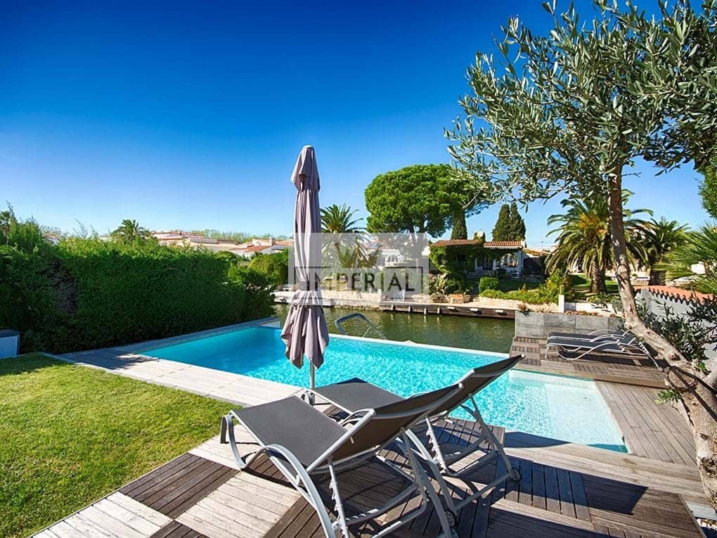 4 bedroom Townhouse for sale in Empuriabrava with pool garage - € 1,150,000 (Ref: 9111636)