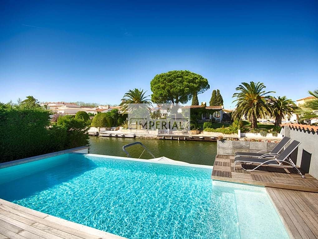 4 bedroom Townhouse for sale in Empuriabrava with pool garage - € 1,150,000 (Ref: 9111636)