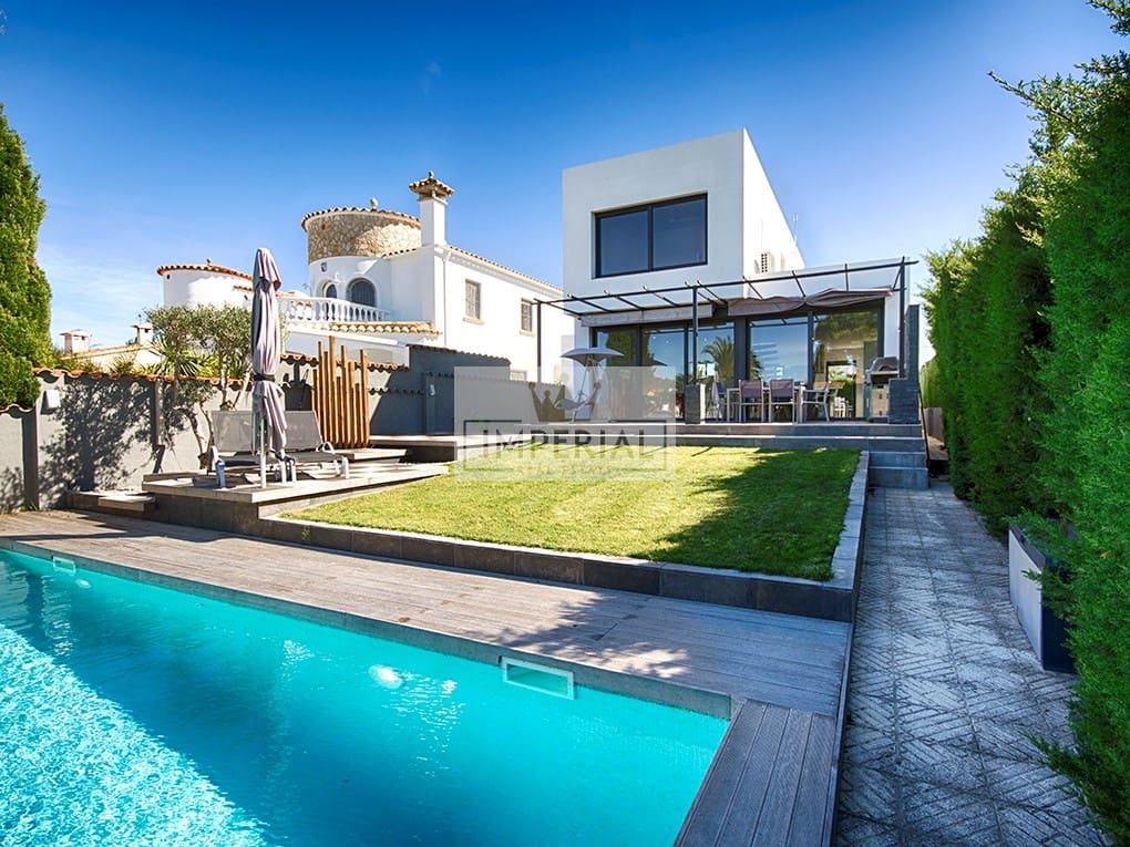 4 bedroom Townhouse for sale in Empuriabrava with pool garage - € 1,150,000 (Ref: 9111636)
