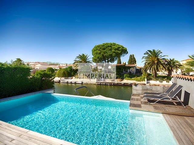 4 soveværelse Byhus til salg i Empuriabrava, Castelló d'Empúries med swimmingpool garage - € 1.150.000 (Ref: 9111636)