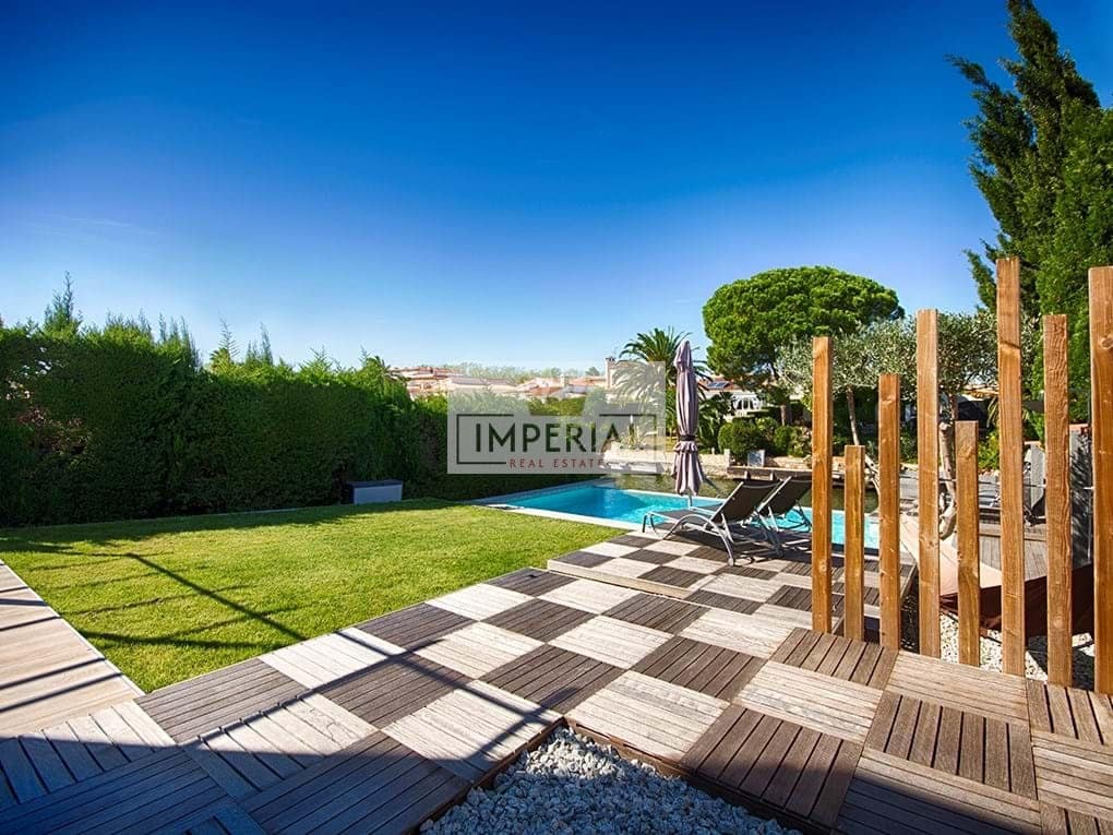 4 bedroom Townhouse for sale in Empuriabrava with pool garage - € 1,150,000 (Ref: 9111636)