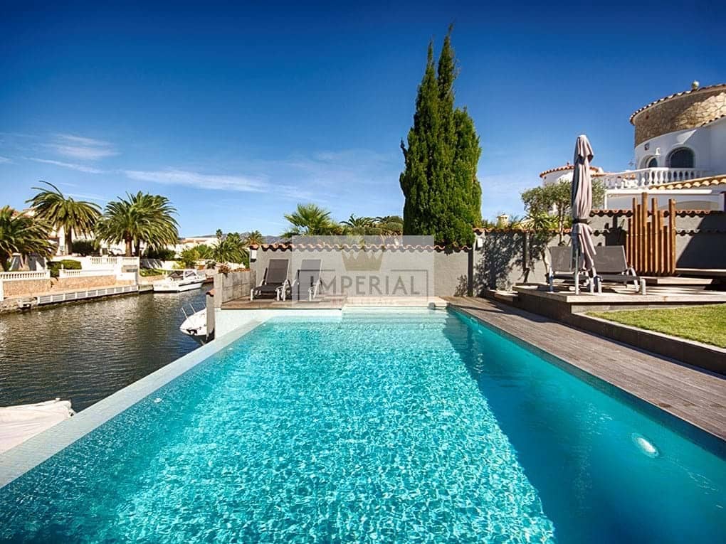 4 bedroom Townhouse for sale in Empuriabrava with pool garage - € 1,150,000 (Ref: 9111636)