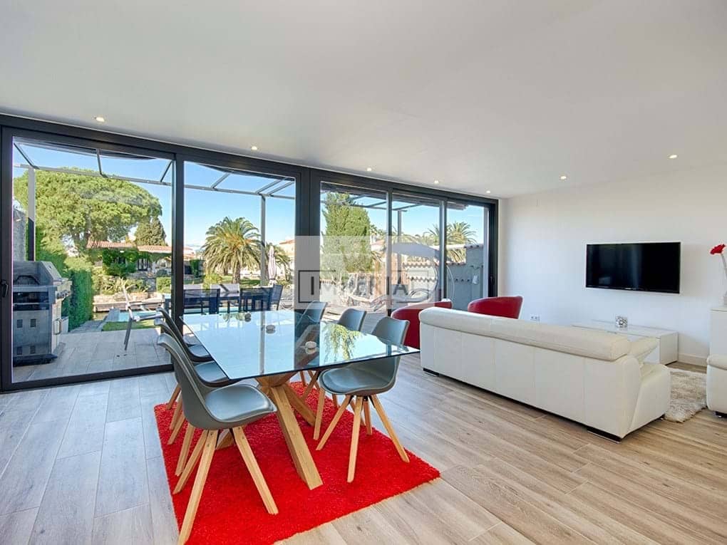 4 bedroom Townhouse for sale in Empuriabrava with pool garage - € 1,150,000 (Ref: 9111636)