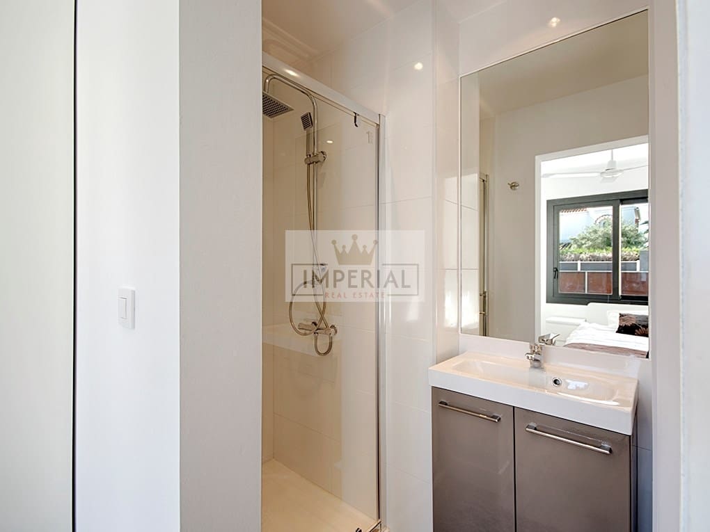 4 bedroom Townhouse for sale in Empuriabrava with pool garage - € 1,150,000 (Ref: 9111636)